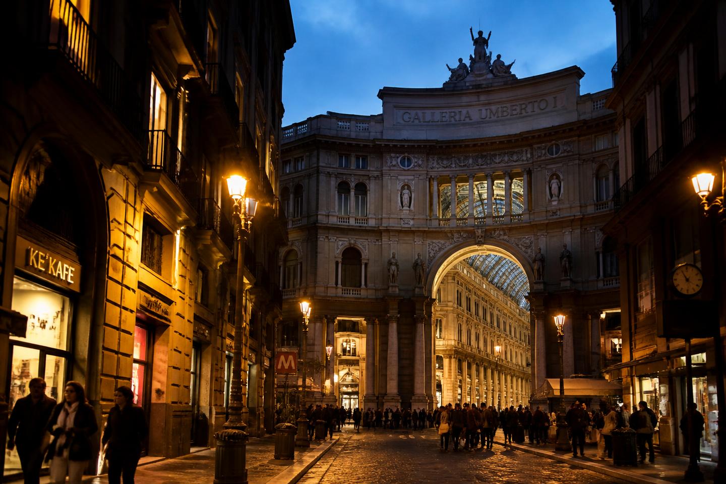 Via Toledo e Galleria Umberto I a Napoli illuminate al crepuscolo